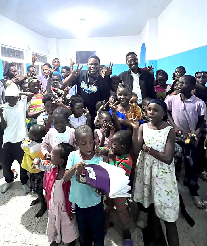 Groupe d'enfants lors d'une visite d'orphelinat